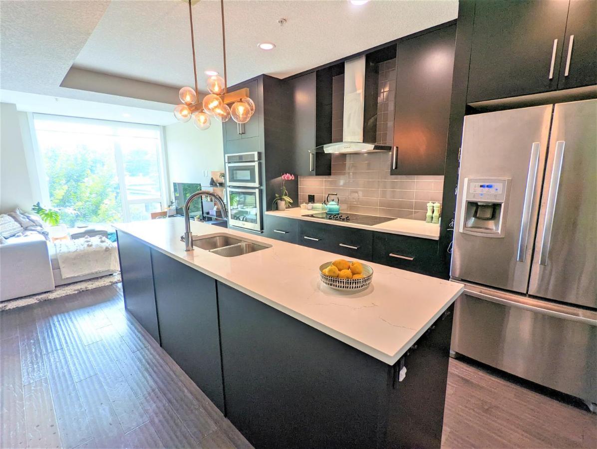 Monki Di Executive Suites - Glas - Luxury Inner City Home 3 Min To Downtown W Private Rooftop Patio Fireplace カルガリー エクステリア 写真