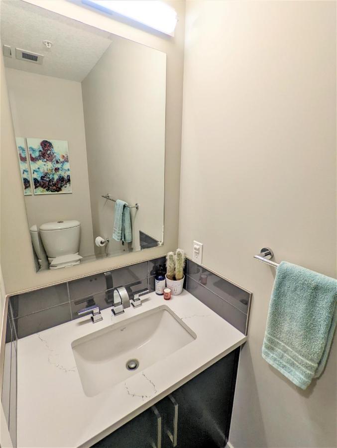 Monki Di Executive Suites - Glas - Luxury Inner City Home 3 Min To Downtown W Private Rooftop Patio Fireplace カルガリー エクステリア 写真