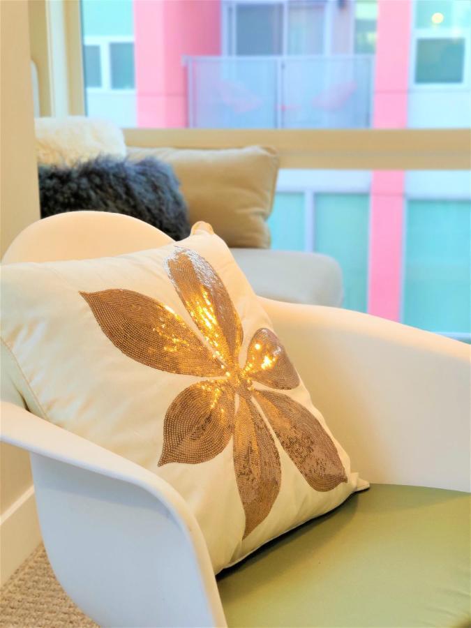 Monki Di Executive Suites - Glas - Luxury Inner City Home 3 Min To Downtown W Private Rooftop Patio Fireplace カルガリー エクステリア 写真