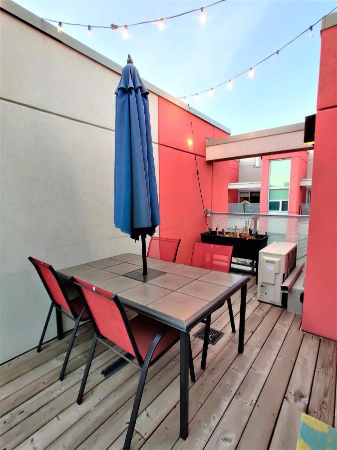 Monki Di Executive Suites - Glas - Luxury Inner City Home 3 Min To Downtown W Private Rooftop Patio Fireplace カルガリー エクステリア 写真