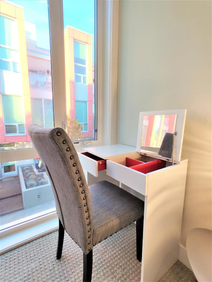 Monki Di Executive Suites - Glas - Luxury Inner City Home 3 Min To Downtown W Private Rooftop Patio Fireplace カルガリー エクステリア 写真