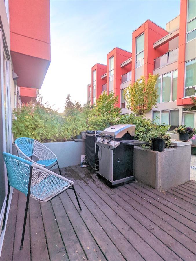 Monki Di Executive Suites - Glas - Luxury Inner City Home 3 Min To Downtown W Private Rooftop Patio Fireplace カルガリー エクステリア 写真