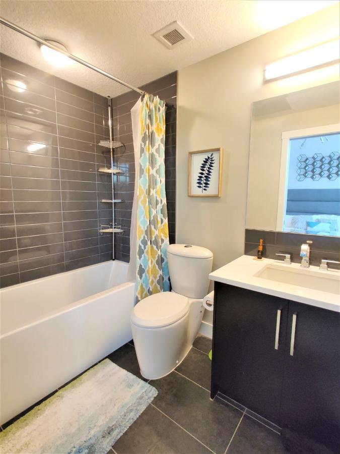 Monki Di Executive Suites - Glas - Luxury Inner City Home 3 Min To Downtown W Private Rooftop Patio Fireplace カルガリー エクステリア 写真