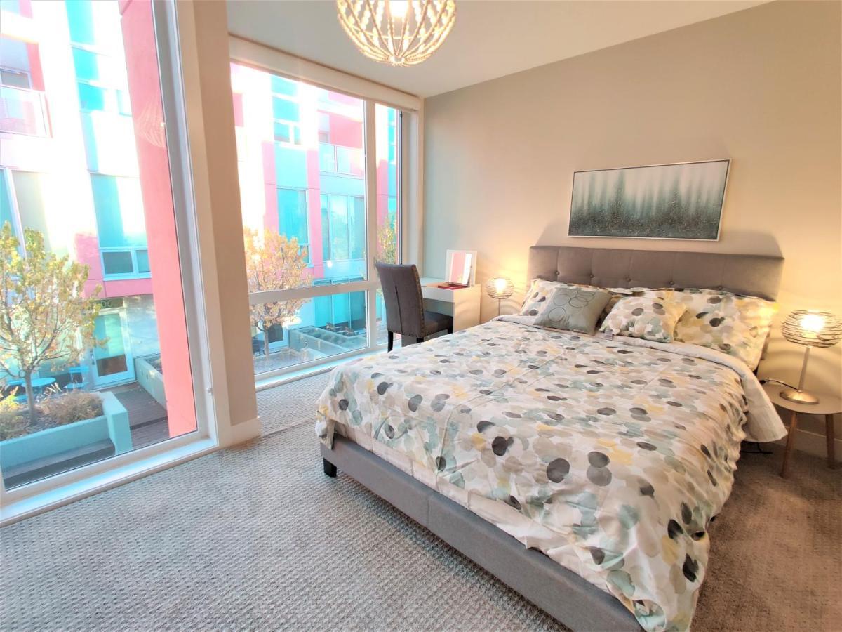 Monki Di Executive Suites - Glas - Luxury Inner City Home 3 Min To Downtown W Private Rooftop Patio Fireplace カルガリー エクステリア 写真