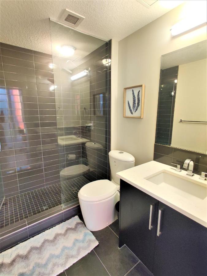 Monki Di Executive Suites - Glas - Luxury Inner City Home 3 Min To Downtown W Private Rooftop Patio Fireplace カルガリー エクステリア 写真