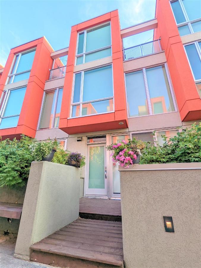 Monki Di Executive Suites - Glas - Luxury Inner City Home 3 Min To Downtown W Private Rooftop Patio Fireplace カルガリー エクステリア 写真